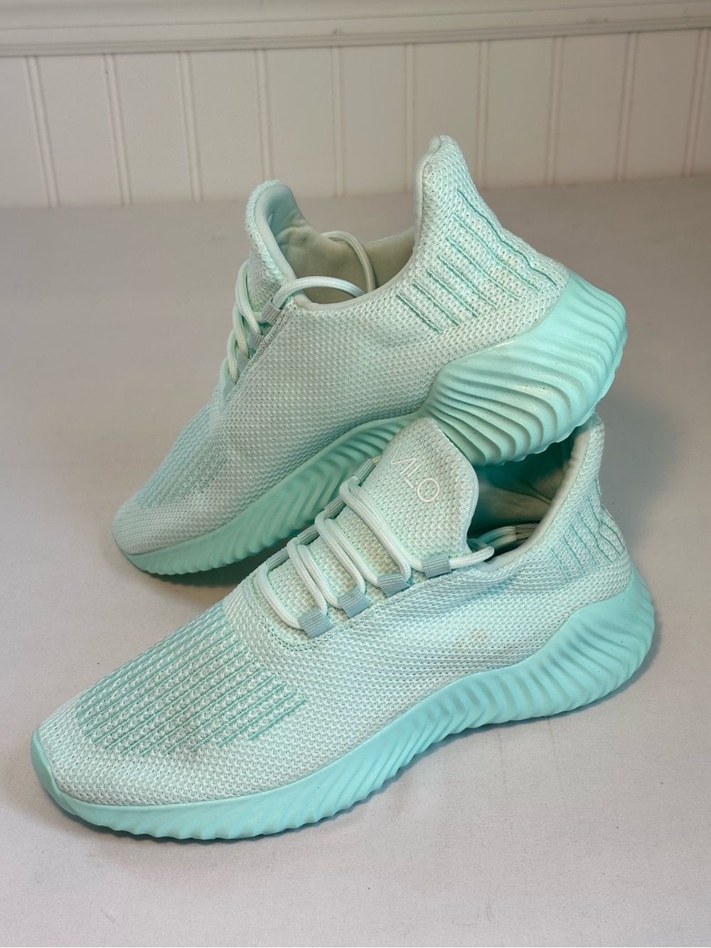 Men’s Size 9 Mint Green Knit Athletic Sneakers - MLO